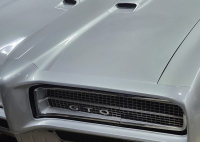 893568