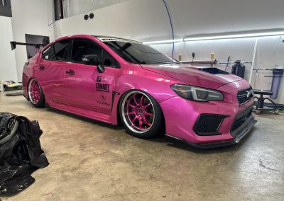 893571